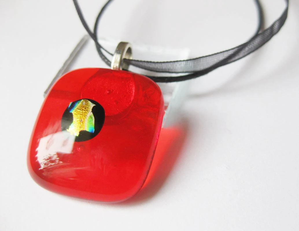 Piros bogyó arannyal ékszer medál