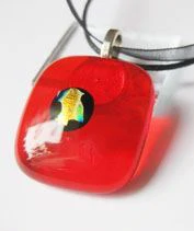 Piros arannyal üvegmedál