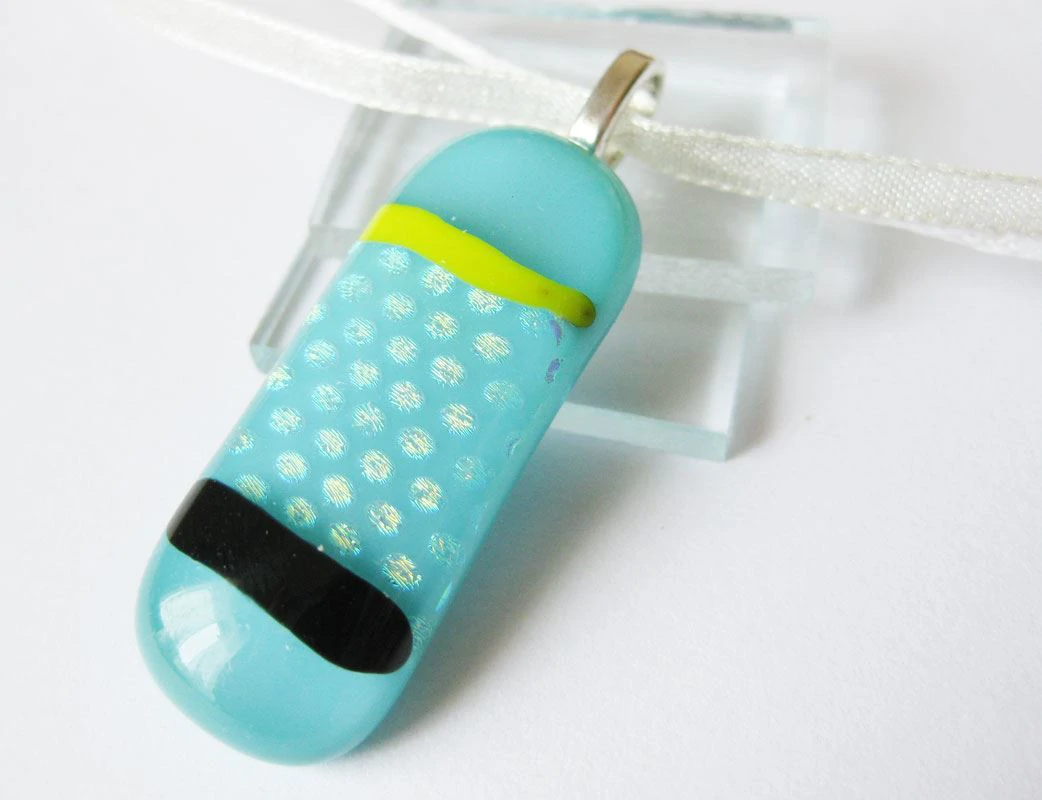 Halványkék pöttyös üvegmedál