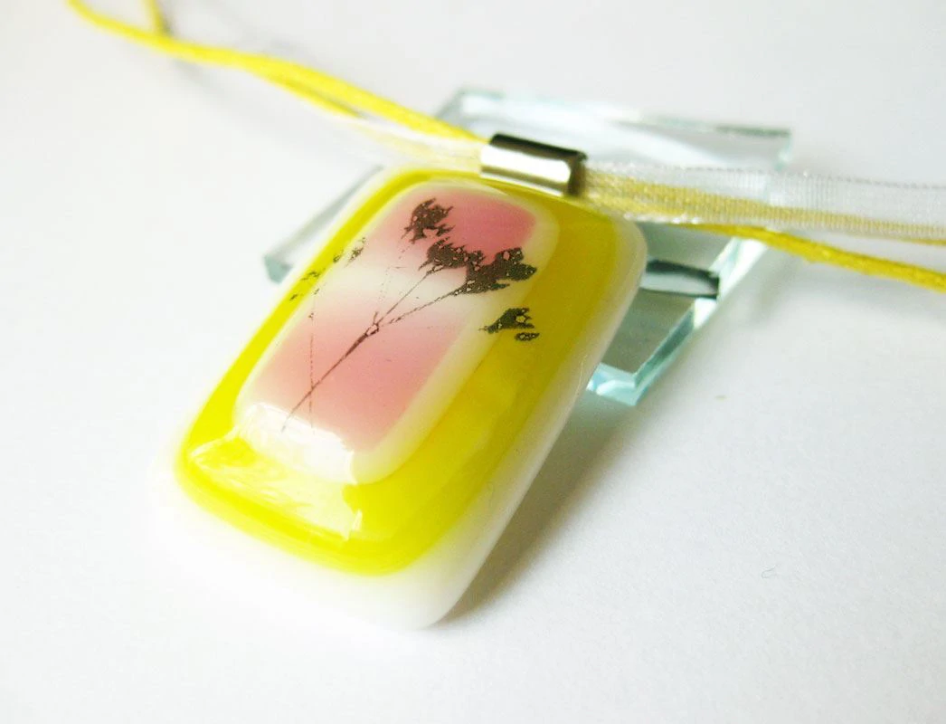 Sárga pampavirágos üvegmedál