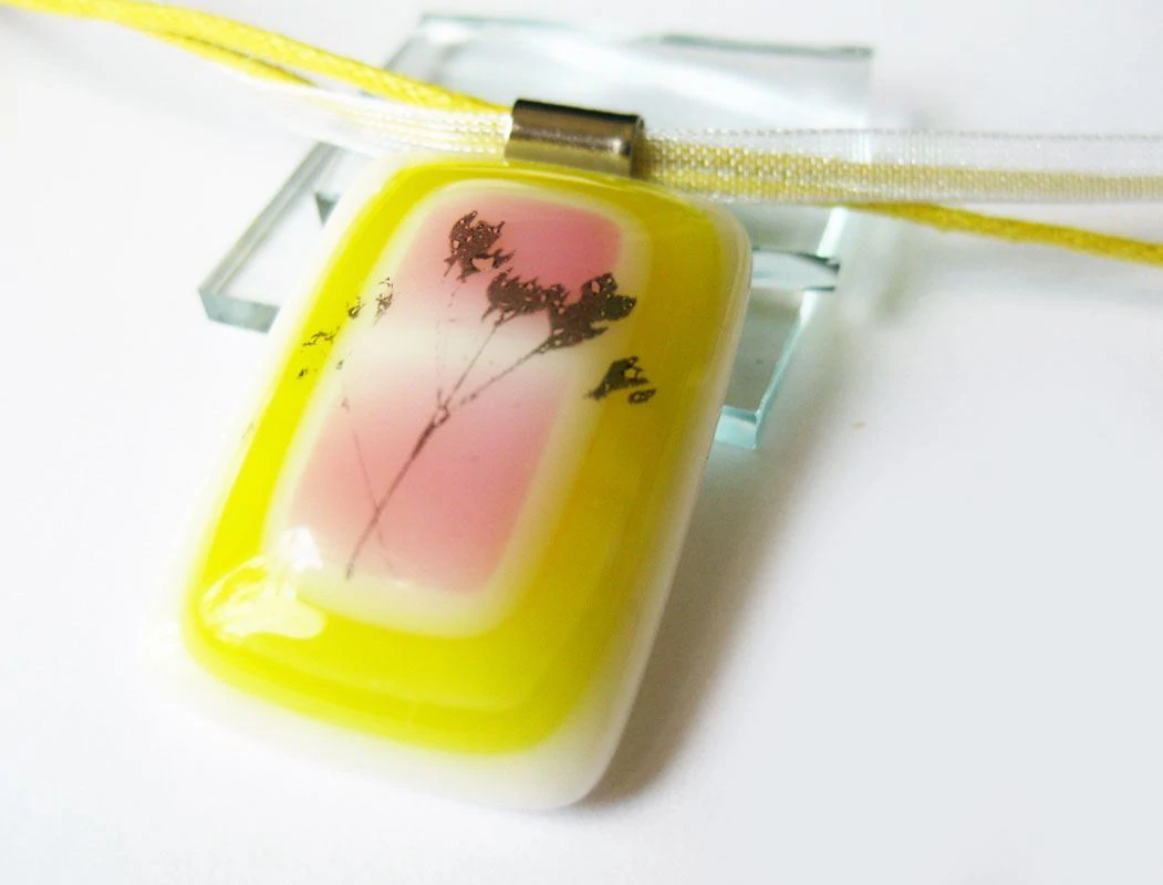 Sárga pampavirágos üvegmedál