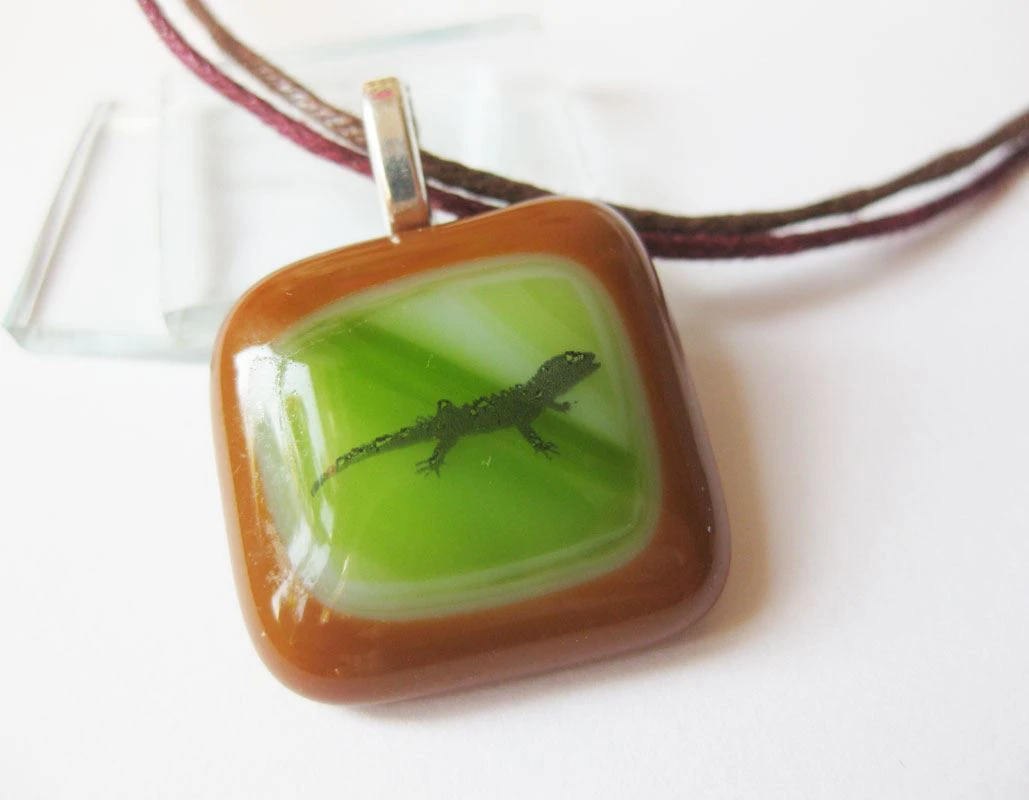 Gyíkocska üvegmedál