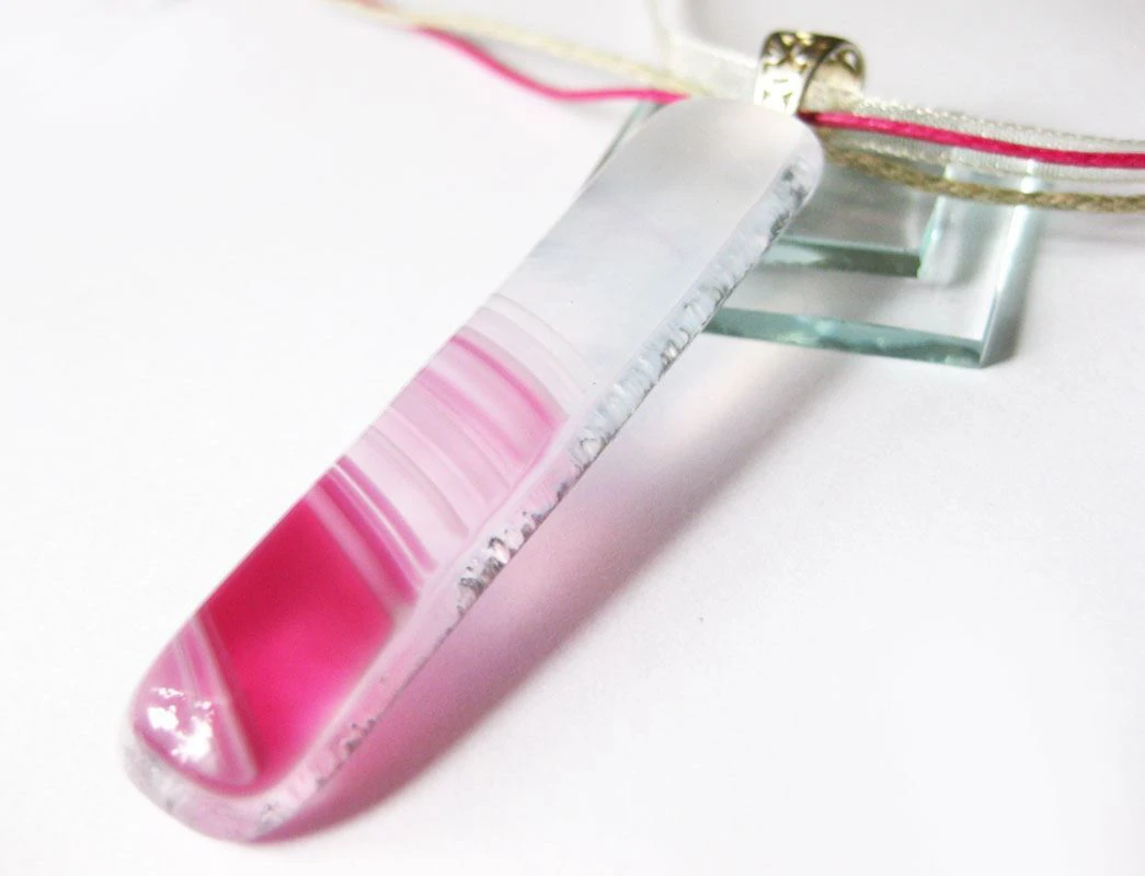 Rózsaszín hosszúkás medál