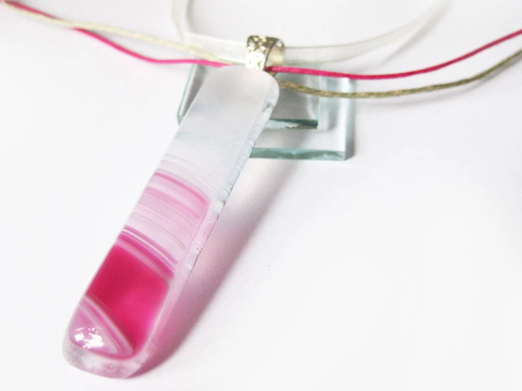 Rózsaszín hosszúkás medál