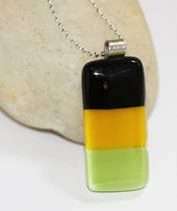 Fekete-sárga-zöld medál