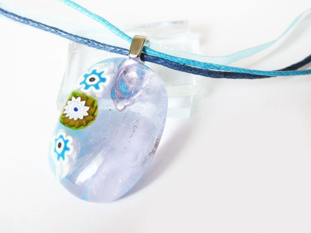 Halványkék vizimille üvegmedál