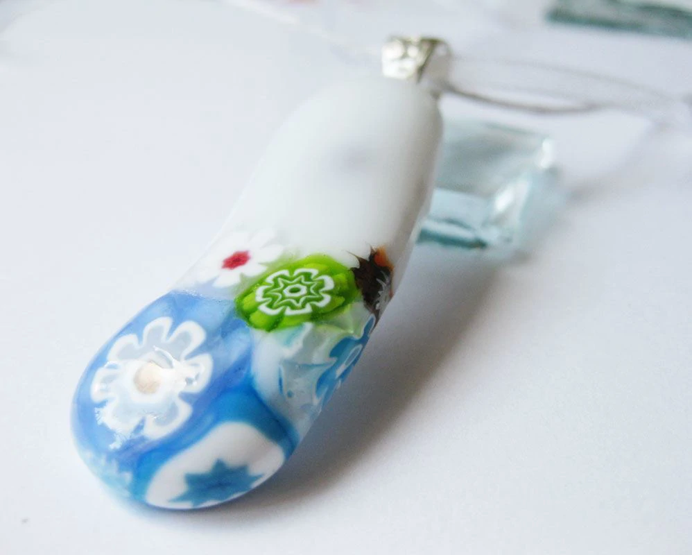 Fehér virágpapucs medál