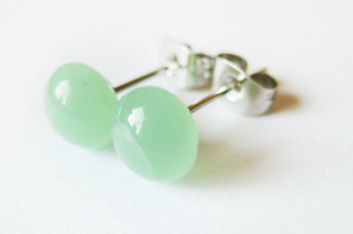 Púderzüld üveg pötyi fülbevaló