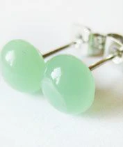 Púderzöld üveg pötyi fülbevaló