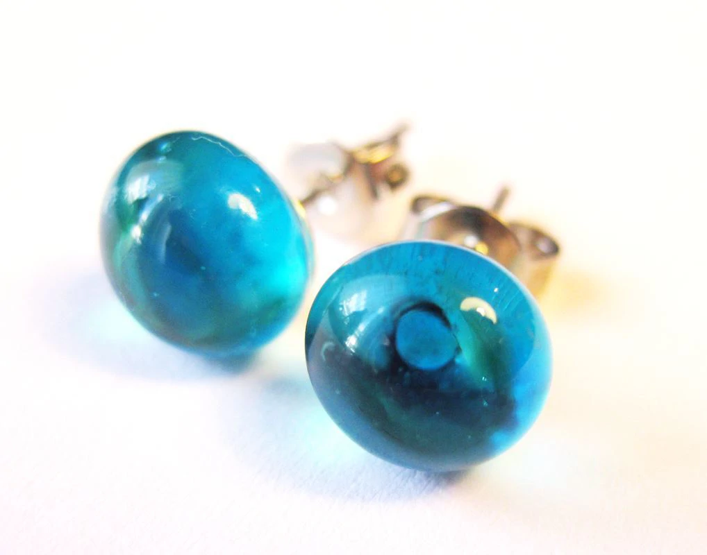 Áttetsző kék üveg pötyi fülbevaló