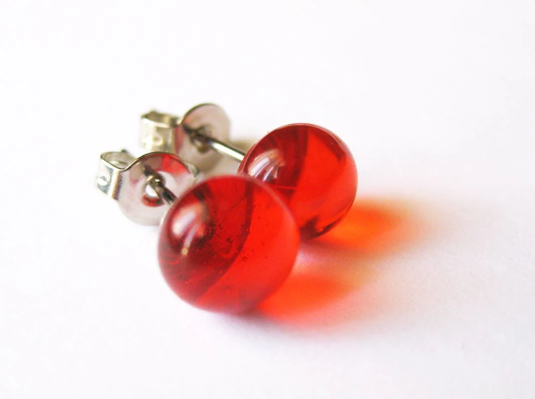 Áttetsző piros üveg pötyi fülbevaló