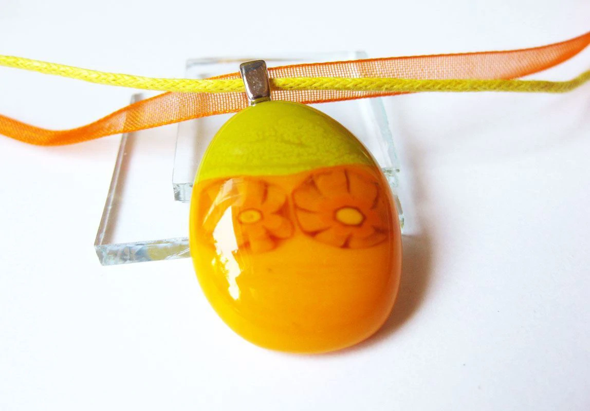 Sárga-zöld virágmedál