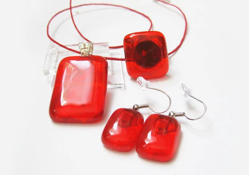 Áttetsző piros üvegékszer szett 