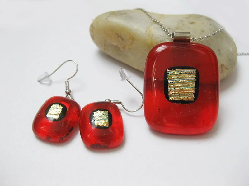 Piros arannyal szett