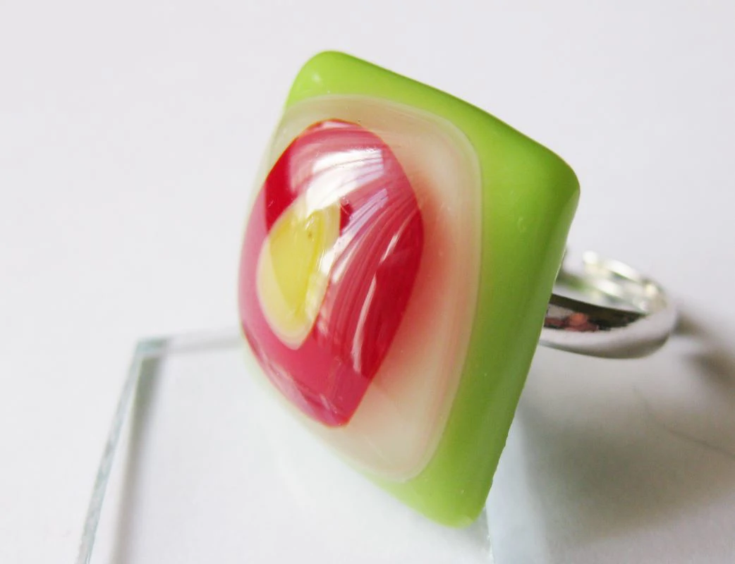 Zöld és piros üveggyűrű