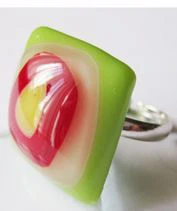 Zöld és piros üveggyűrű