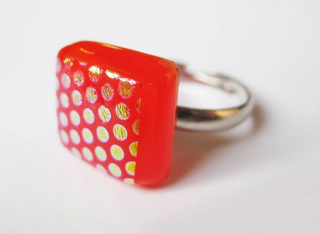 Fusing technikával készült. 