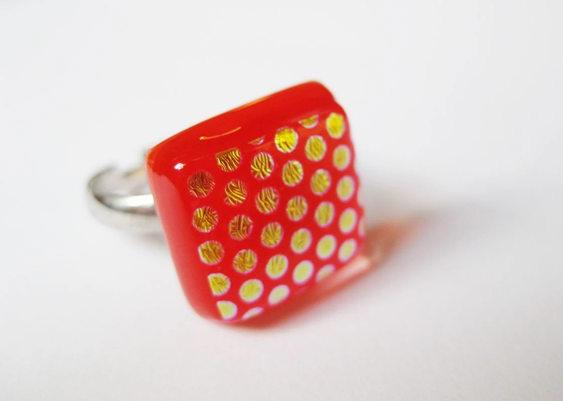 Fusing technikával készült. 