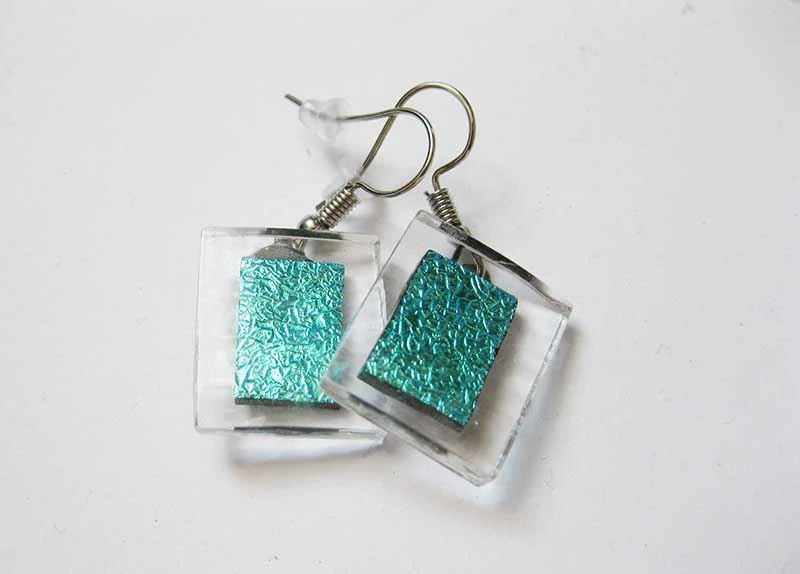 Tengerzöld dichroic lógós fülbevaló