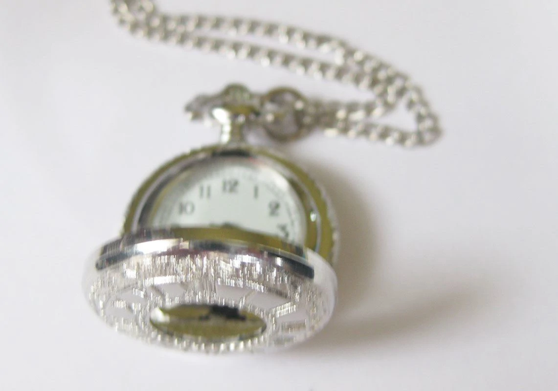 Kinyitható kerek ékszeróra.