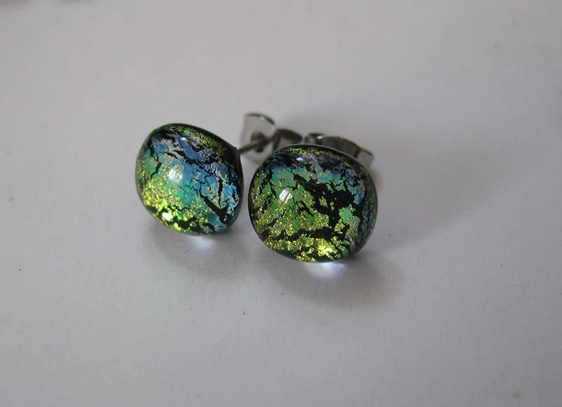 Repesztett arany dichro pötyi fülbevaló