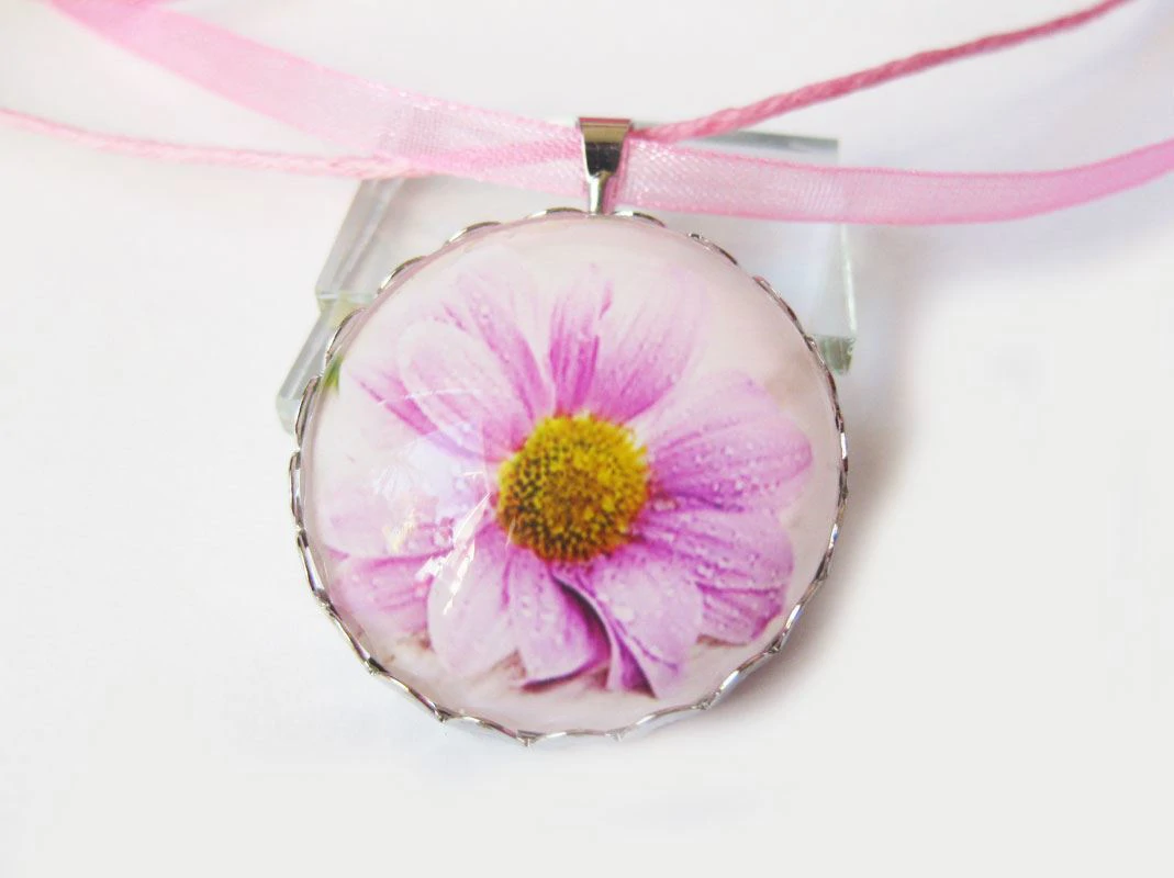Rózsaszín gerberás medál