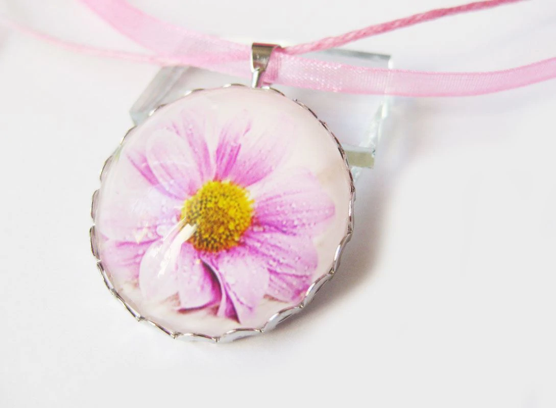 Rózsaszín gerberás medál