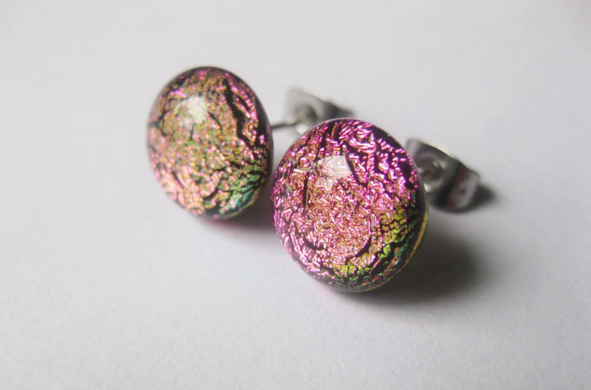 Élénk rózsaszín fülbevaló