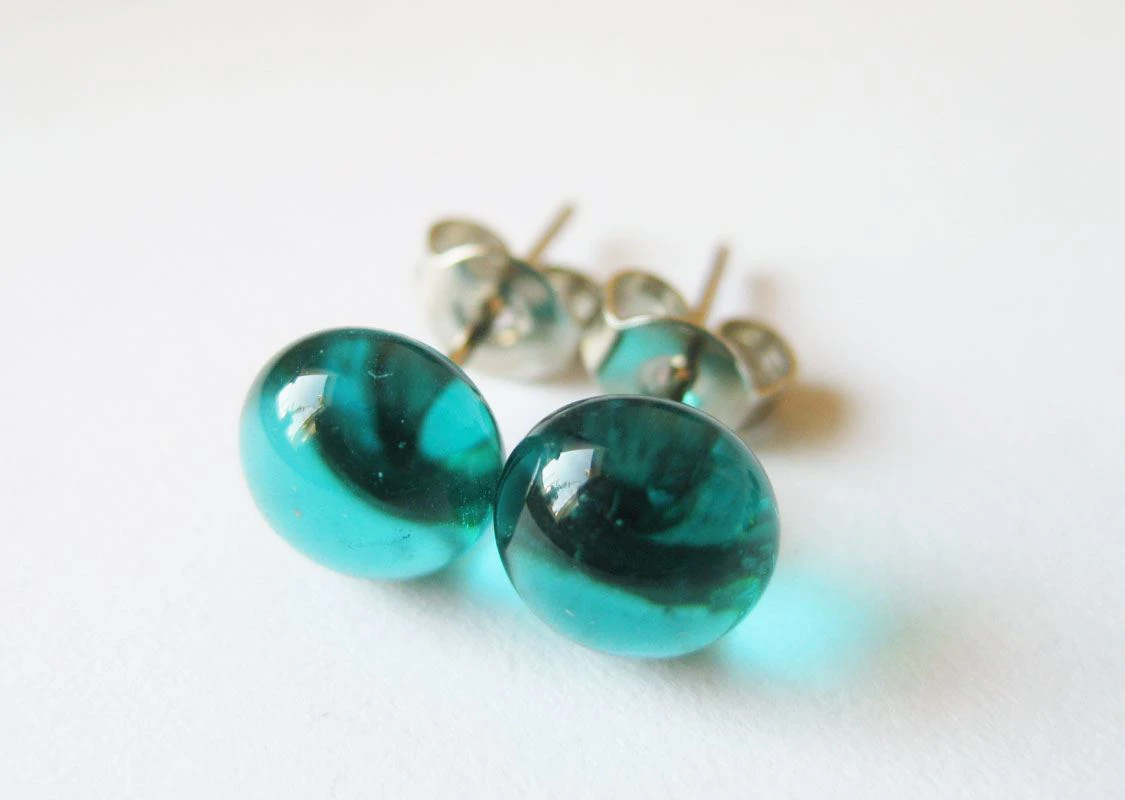 Áttetsző türkiz pötyi