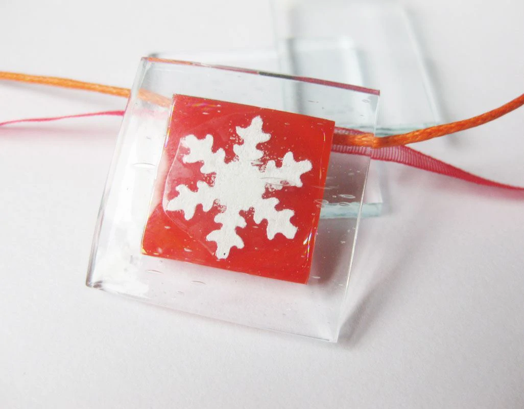 Hópehely az ablakon - piros