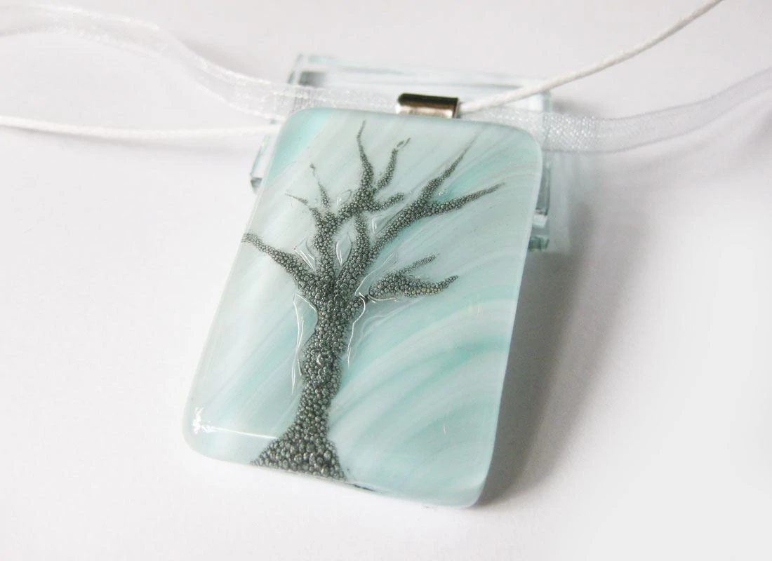 Halványkék fa üvegmedál