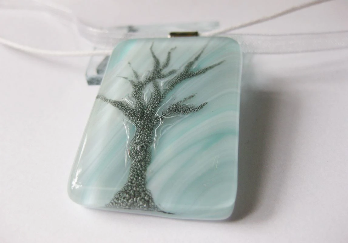 Halványkék fa üvegmedál