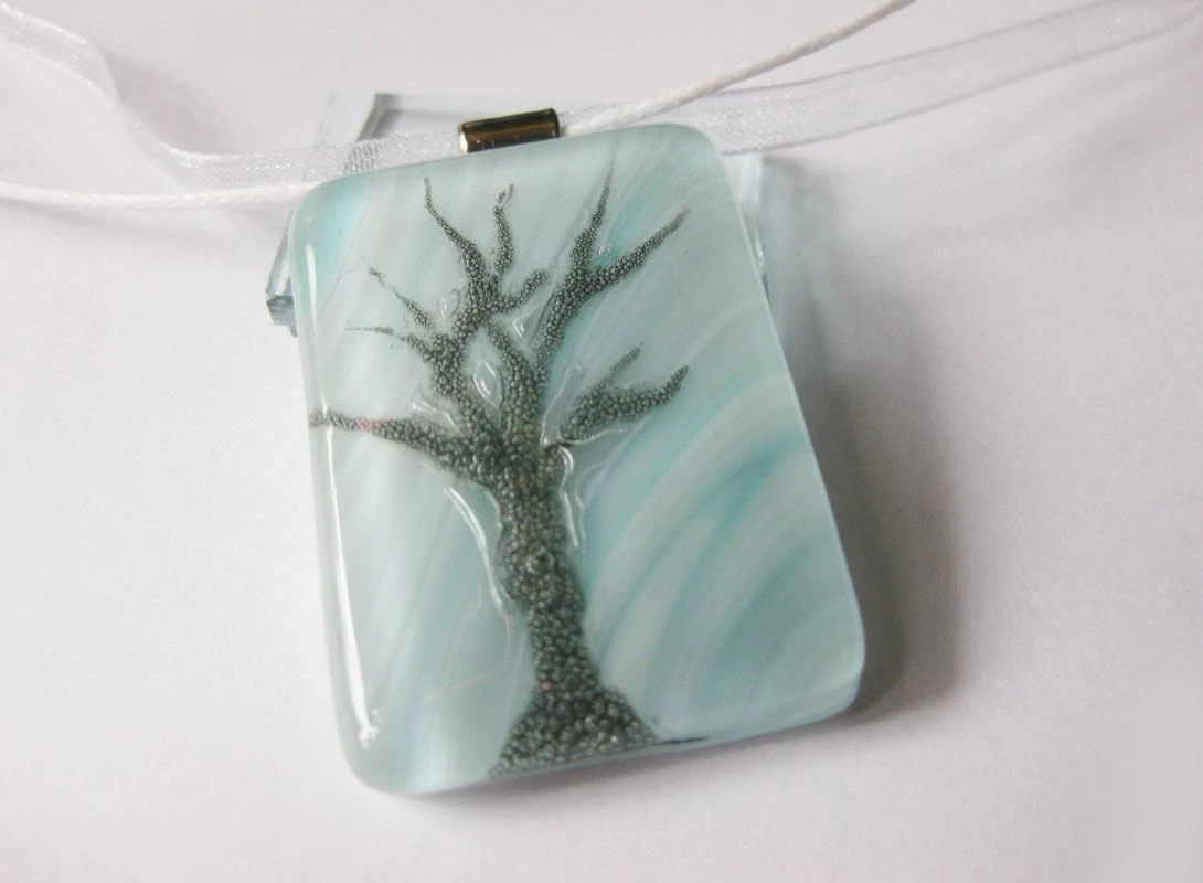 Halványkék fa üvegmedál