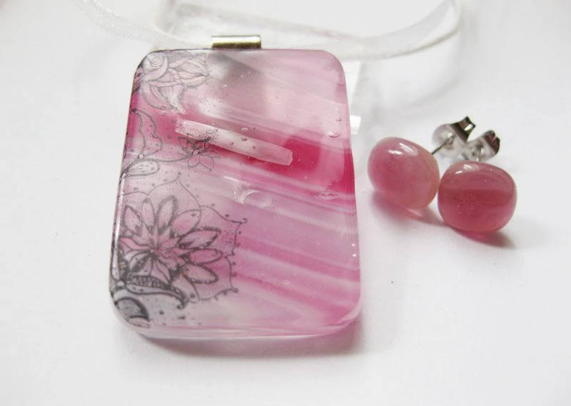 Rózsaszín csipkés üvegékszer szett