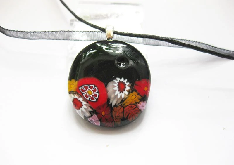 Fekete virágkosárka medál kislányoknak