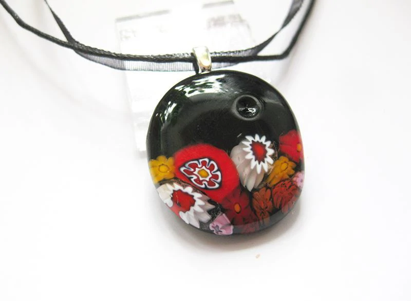 Fekete virágkosárka medál kislányoknak 2