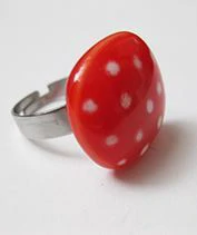 Piros pöttyös üveggyűrű