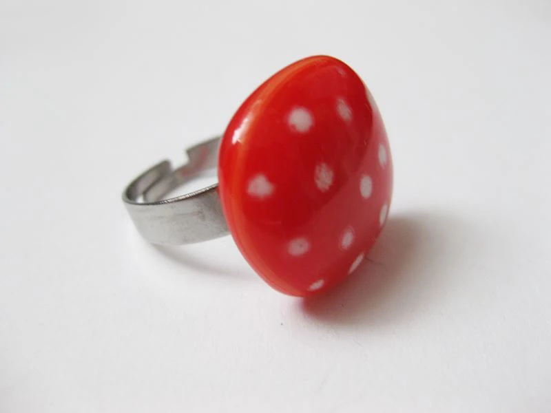 Piros pöttyös üveggyűrű