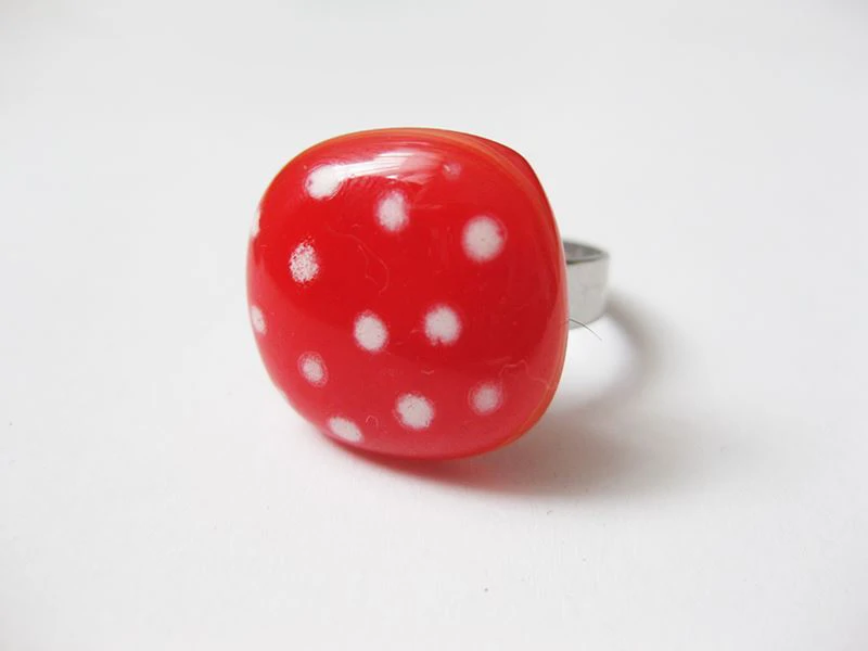 Piros pöttyös üveggyűrű
