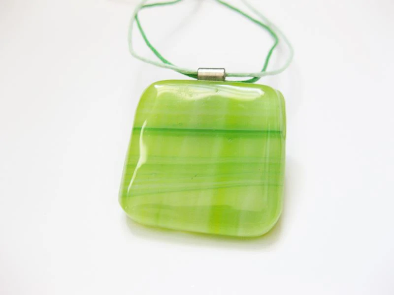 Világoszöld üvegékszer medál