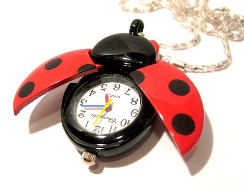 Piros katicás ékszeróra