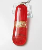 Piros kapszula üvegmedál