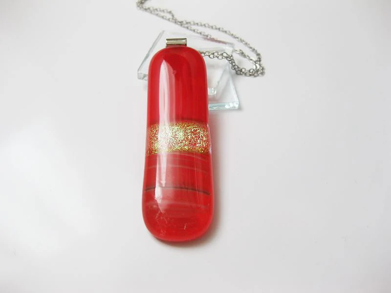 Piros kapszula üvegmedál