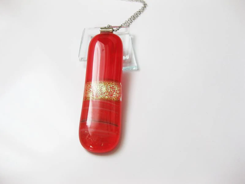 Piros kapszula üvegmedál