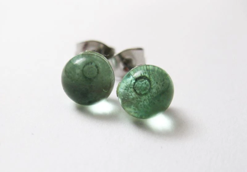 Áttetsző mentazöld üveg pötyi fülbevaló