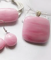 Rózsaszín üvegékszer szett