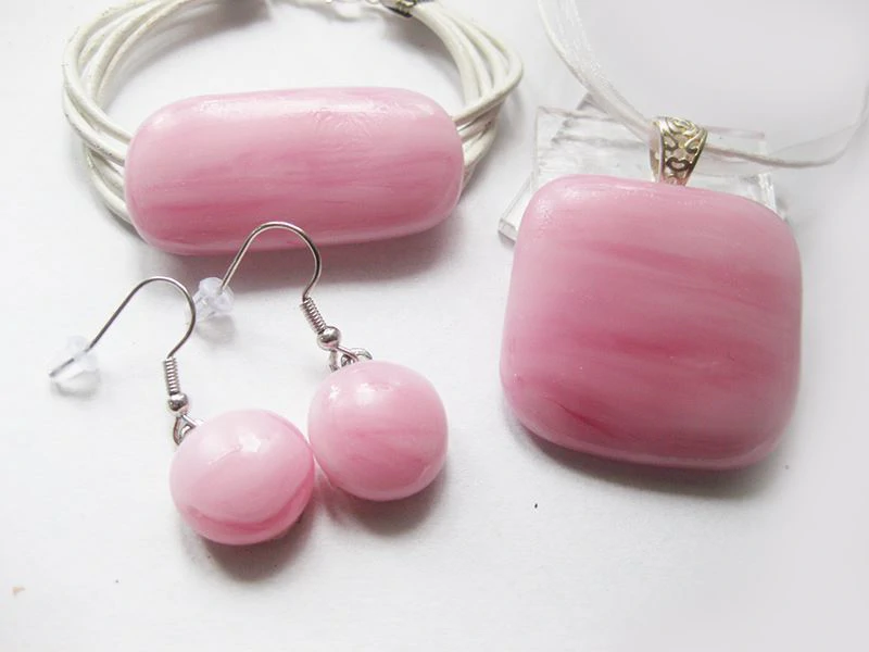 Rózsaszín üvegékszer szett