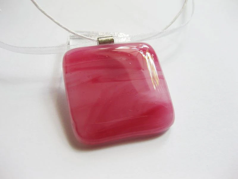 Rózsaszín üvegékszer medál