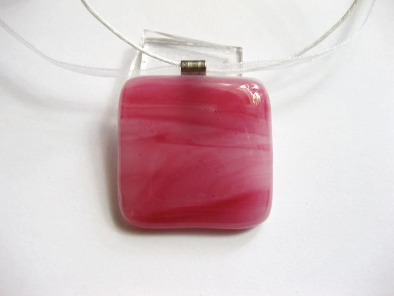 Rózsaszín üvegékszer medál