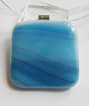 kék üvegékszer medál